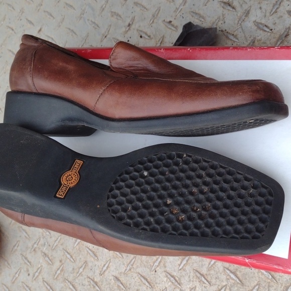 Earth Shoes - Picture 2 of 2